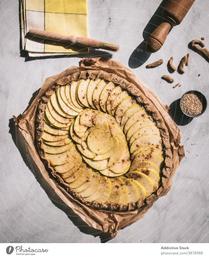 Apfel-Galette auf dem Tisch serviert Apfelgalette gekocht essbar Apfelkuchen Kruste Zucker Zimt Französisch gebacken geschmackvoll frisch Gesundheit Äpfel