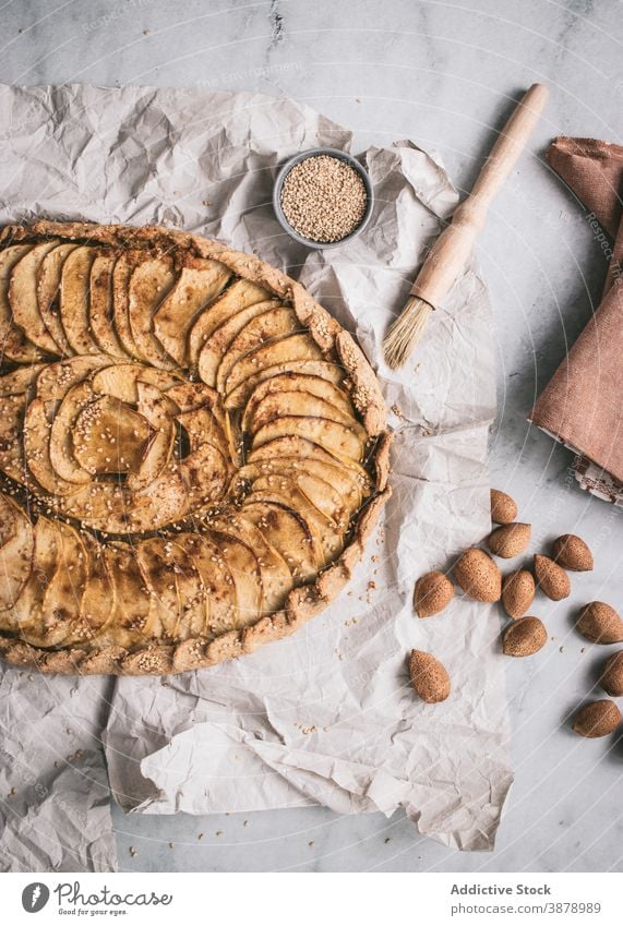 Apfel-Galette auf dem Tisch serviert Apfelgalette gekocht essbar Apfelkuchen Kruste Zucker Zimt Französisch gebacken geschmackvoll frisch Gesundheit Äpfel