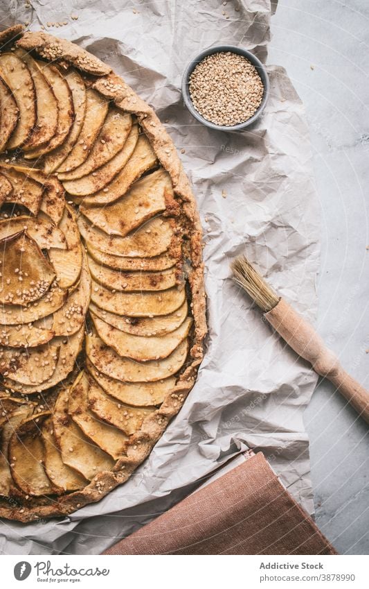 Apfel-Galette auf dem Tisch serviert Apfelgalette gekocht essbar Apfelkuchen Kruste Zucker Zimt Französisch gebacken geschmackvoll frisch Gesundheit Äpfel