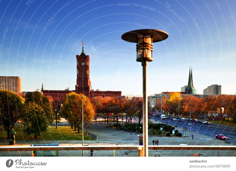 Rotes Rathaus und sonstige Berliner Skyline alex alexanderplatz architektur berlin büro city deutschland hauptstadt himmel hochhaus innenstadt mitte neubau