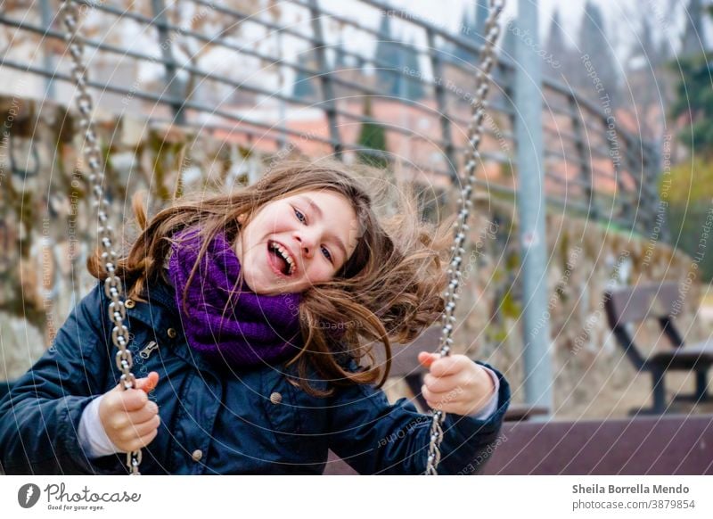 Glückliches Mädchen spielt im Park auf einer Schaukel. Freizeit und Spiel an einem sonnigen Tag Frauenpower Kinder Junge Frau jung Spielen pendeln Freiheit