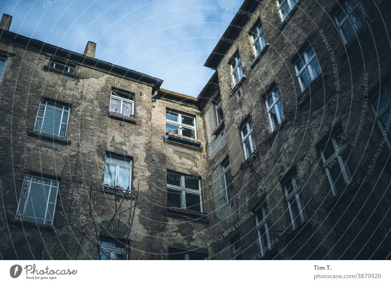 Ein Hinterhof in Berlin Prenzlauer Berg. Blick nach oben. Altbau Innenhof Haus Stadt Menschenleer Stadtzentrum Hauptstadt Altstadt Tag Fenster Außenaufnahme