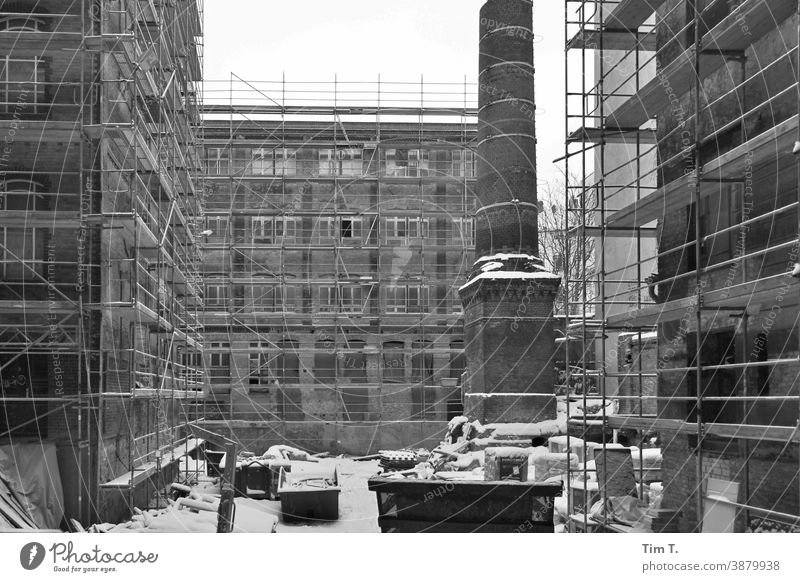 Hutfabrik in der Pappelallee im Winter. Der Hof mit Schornstein . Berlin hutfabrik pappelallee smokestack Prenzlauer Berg Stadt Stadtzentrum Hauptstadt Altstadt