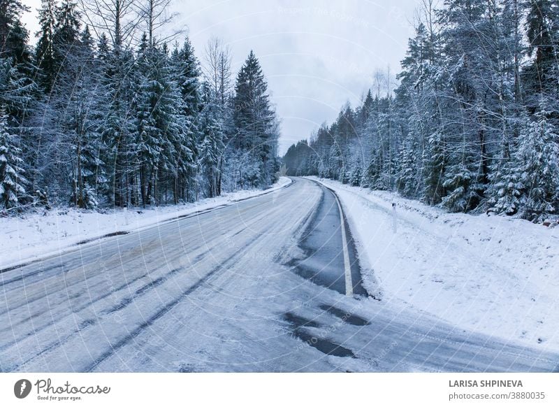 Verschneite Strasse im Winterwald. Wunderschöne frostig weisse Landschaft. verschneite Straße Saison Wald Eis Szene Weihnachten Baum Tag PKW frieren im Freien