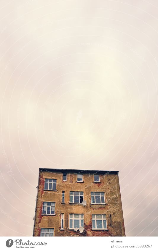 solitäres, altes Mietshaus mit großen Fenstern und Satellitenschüsseln Wohnhaus wohnen Himmel marode Gebäude Architektur Fassade Mehrfamilienhaus Stadt