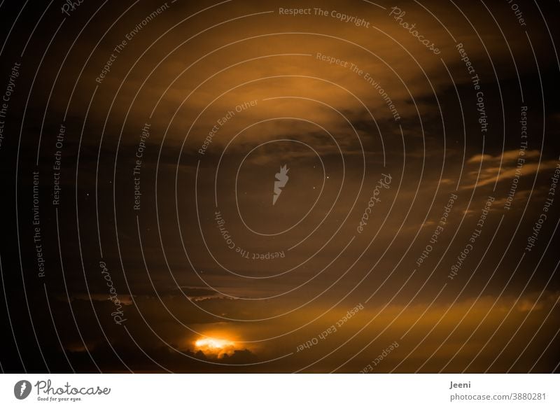 Ruhiger Nachthimmel mit Sternen | in der Ferne ein heller Blitz in den Wolken | Unwetter im Anmarsch Himmel dunkel Abend Blitze Gewitter Gewitterwolken