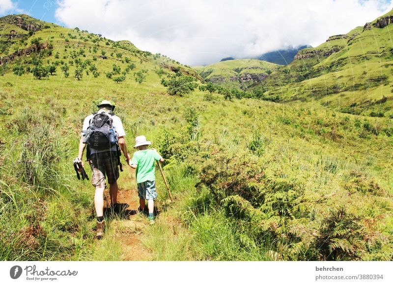 wandernde jungs II Hand in Hand wunderschön Kontrast Gras Familie fantastisch außergewöhnlich besonders Sohn gemeinsam Zusammensein Berge u. Gebirge Wolken Tag