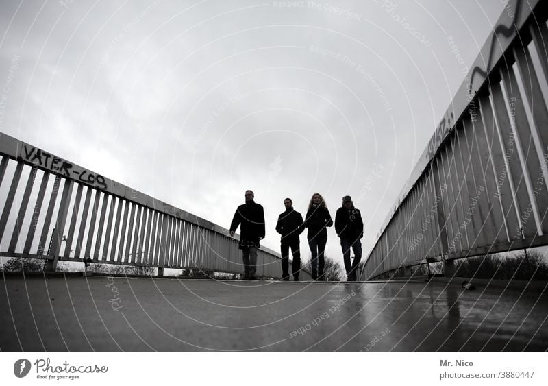 walk on Fußgänger Brücke Silhouette gehen Spaziergang unterwegs Stadtleben Brückengeländer Fußgängerbrücke urban Schatten Wege & Pfade zu fuß kommen