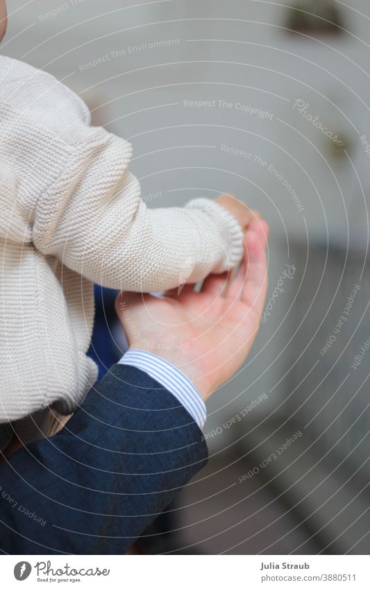 Hand in Hand Vertrauen schenken Kinderhand beschützend haltend Kindergarten Erwachsener Mann Strickjacke beige Hemd Anzugjacke Rückansicht Hände Stützen