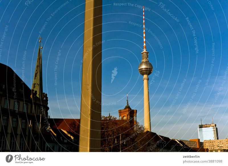 Fernsehturm, Marienkirche und Rotes Rathaus alex alexanderplatz architektur berlin büro city deutschland fernsehturm froschperspektive hauptstadt himmel