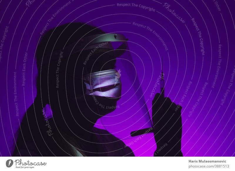 Silhouette einer Ärztin, die einen Impfstoff in der Hand hält biontech schwarz Korona-Arzt Korona-Epidemie Coronavirus Coronavirus-Impfstoff covid-19 Kur