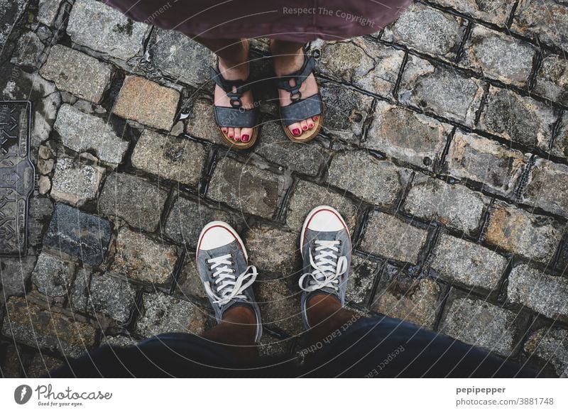 Mann und Frau von oben auf Füße fotografiert Füße hoch Fuß Mensch Außenaufnahme Ferien & Urlaub & Reisen Farbfoto Zehen Schuhe Sandalen Turnschuh Sneaker