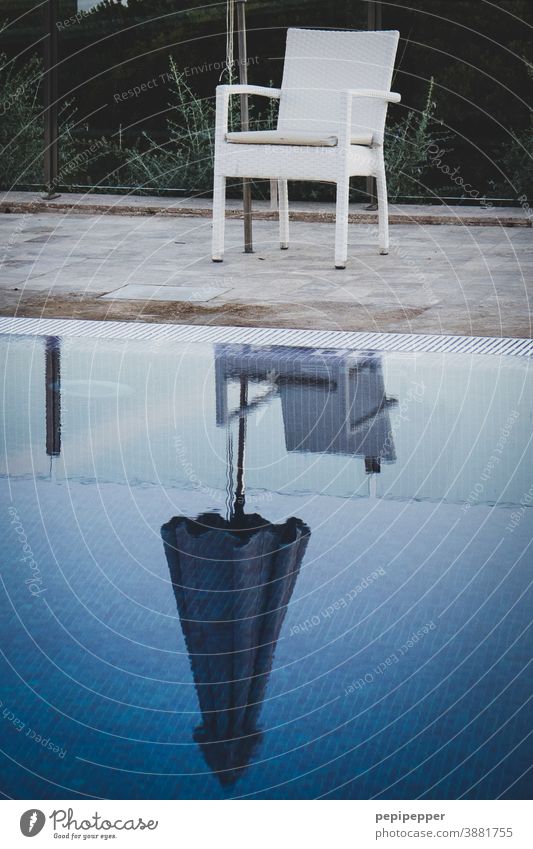 leerer Bademeistersitz an einem Pool Sitz Schwimmbad Wasser blau Schwimmen & Baden Ferien & Urlaub & Reisen Sommer Außenaufnahme Erholung Farbfoto Sommerurlaub