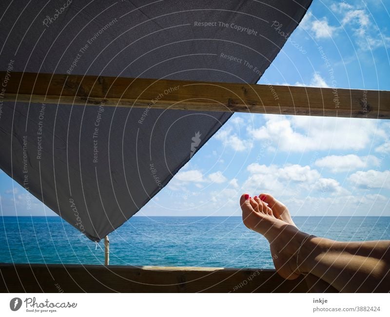 Zeit für barfuß am Meer Barfuß Farbfoto Horizont urlaub Sommer Frauenfüße Idylle Freizeit Faulenzen blau Warm Schatten liegen 1 Mensch Reisen