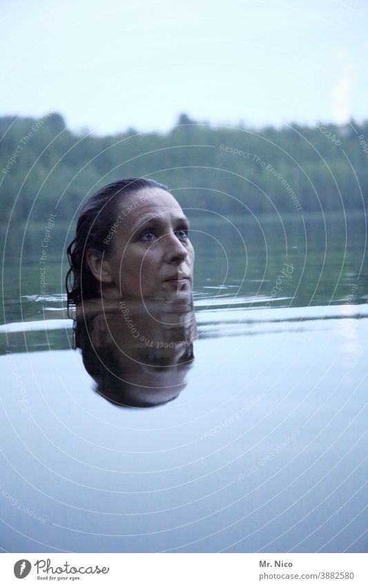 Das Wasser steht mir bis zum Hals Waldsee Reflexion & Spiegelung nass auftauchen Fluss See Seeufer feminin Kopf Ferien & Urlaub & Reisen Freizeit & Hobby