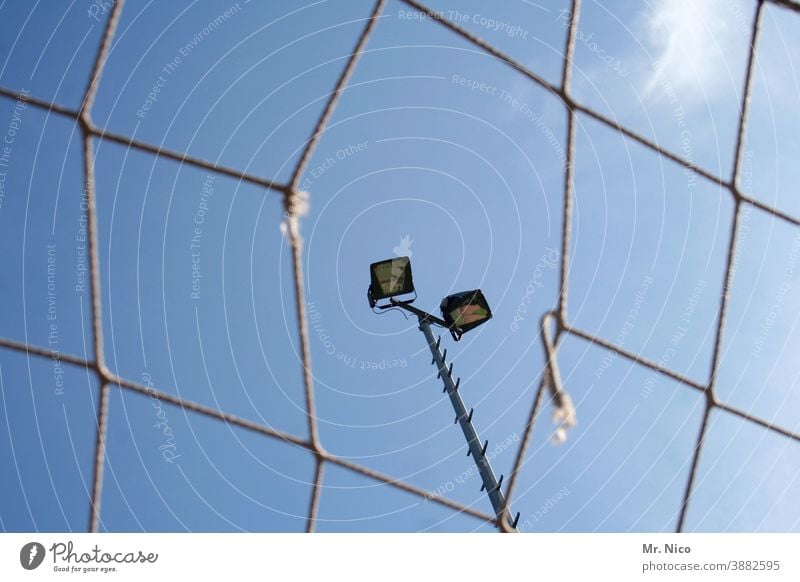 Ein Loch im Netz Flutlicht Stadion Sportstätten Freizeit & Hobby Fußballplatz Licht Beleuchtung Himmel Blauer Himmel Ballsport Sportveranstaltung Mast strahler