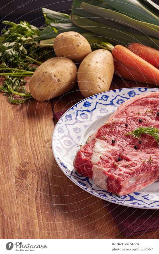 Rohes Fleisch und Gemüse auf dem Tisch Kulisse roh frisch Kartoffel Möhre Porree Lebensmittel Bestandteil Steak ungekocht sortiert Mahlzeit Küche Koch