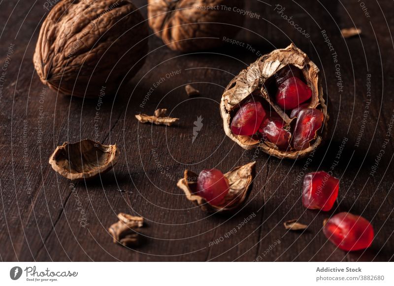 Granatapfelkerne und Walnussschale Walnussholz Samen Panzer Frucht Nut Lebensmittel frisch natürlich Vitamin Konzept reif rot Gesundheit organisch Ernährung roh