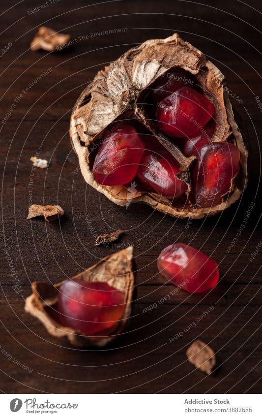 Granatapfelkerne und Walnussschale Walnussholz Samen Panzer Frucht Nut Lebensmittel frisch natürlich Vitamin Konzept reif rot Gesundheit organisch Ernährung roh