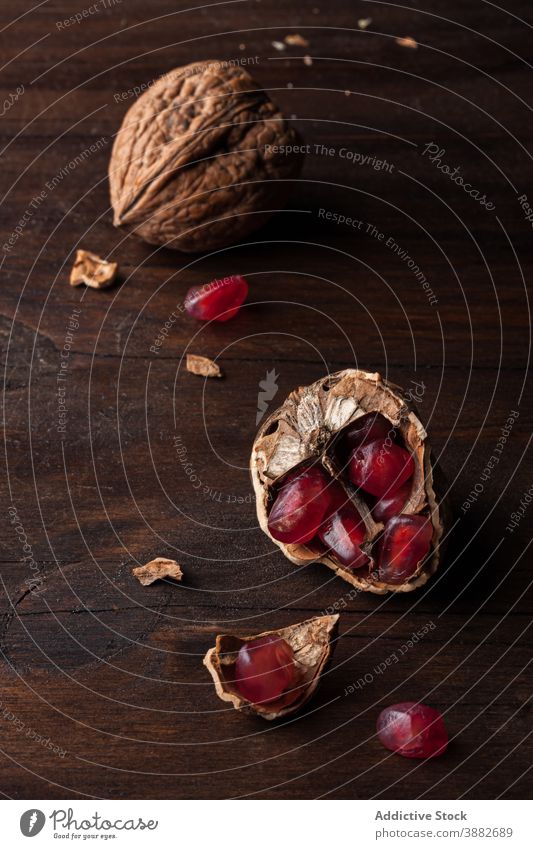 Granatapfelkerne und Walnussschale Walnussholz Samen Panzer Frucht Nut Lebensmittel frisch natürlich Vitamin Konzept reif rot Gesundheit organisch Ernährung roh