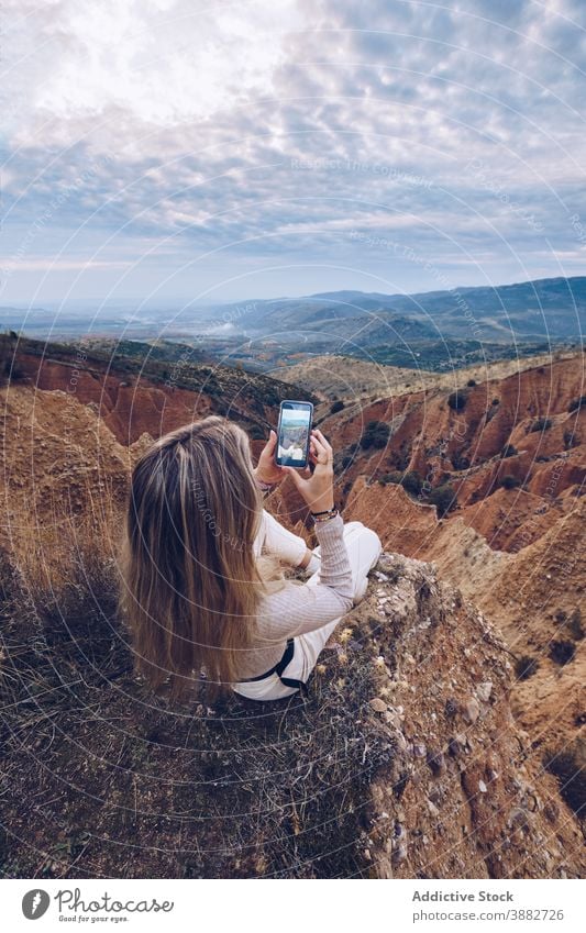 Frau fotografiert Felsformationen mit Smartphone Berge u. Gebirge fotografieren Reisender Natur felsig Abenteuer wild Telefon Umwelt Erosion Landschaft Mobile