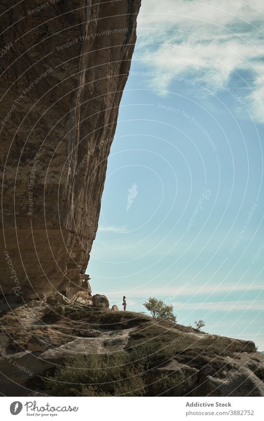 Reisender in der Nähe von Felsen in den Bergen Klippe Berge u. Gebirge Abenteuer Landschaft Urlaub winzig Entdecker felsig riesig malerisch Tourismus