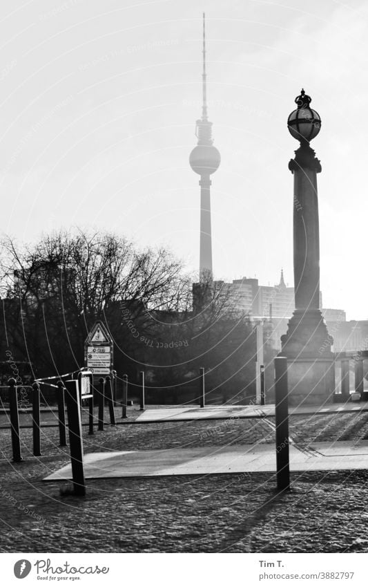 Berlin Mitte im Frühnebel Nebel morgens Berlin-Mitte Fernsehturm Turm Himmel Außenaufnahme Stadt Architektur Bauwerk Gebäude Deutschland Menschenleer