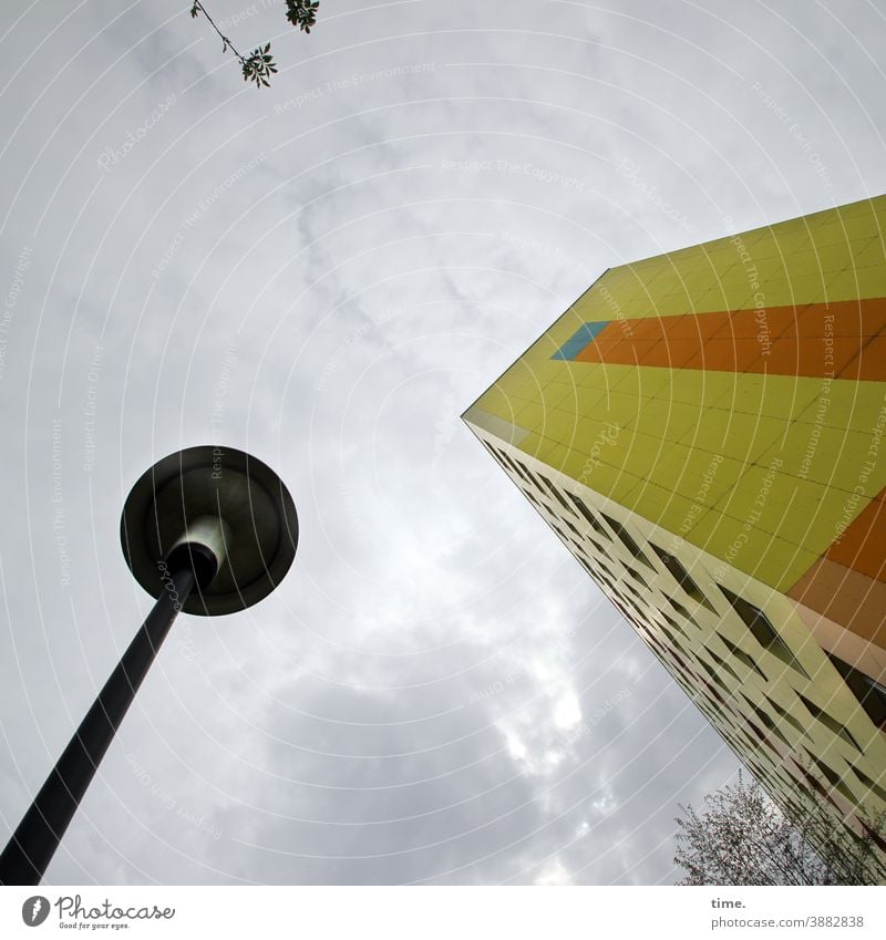 Farbkombination | Hausmeisterin mit Halswirbelsäulentraining (41) lampe straßenlaterne hochhaus kunst ast zweig himmel grau froschperspektive wolken gelb bunt