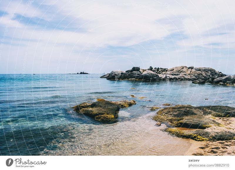 Seestück einer schönen Bucht mit einigen steilen Felsen im Wasser Costa Brava calella de palafrugell Palamos Landschaft Ansichten MEER mediterran Katalonien