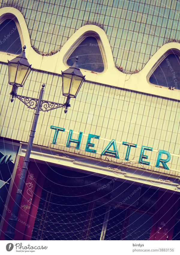 Altes Theater, Neonschrift, und Straßenlaterne. geschlossenes Theater. Corona lockdown Eingang Kunstszene Kultur Not Kulturschaffende Theatereingang Lockdown