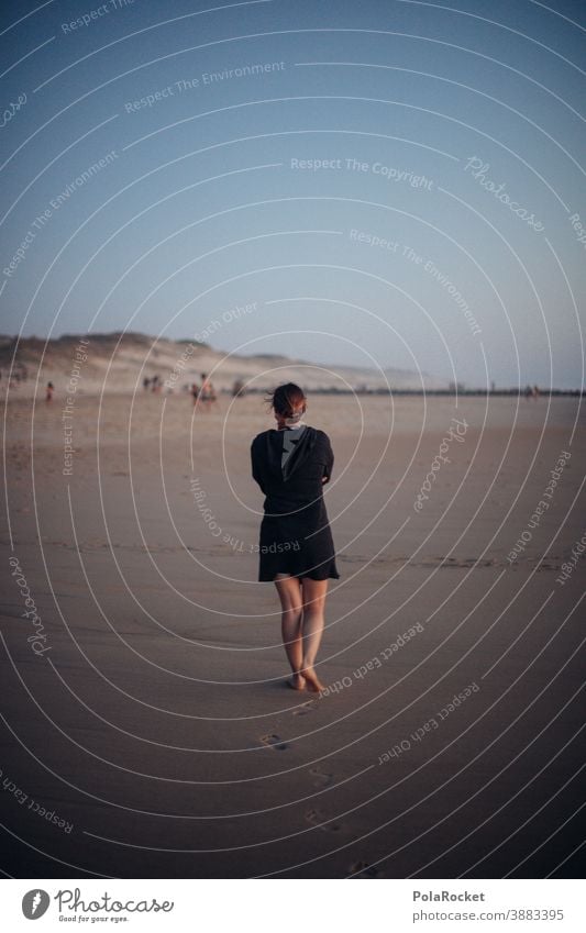 #A0# Spaziergang am Strand Strandspaziergang Frau laufen verträumt entspannen entspannend Urlaub Urlaubsstimmung