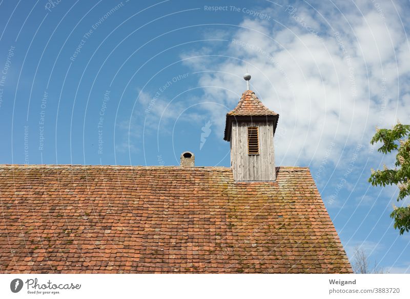 Dach mit Turm Landleben Ziegeldach rot Sommer Haus Himmel historisch