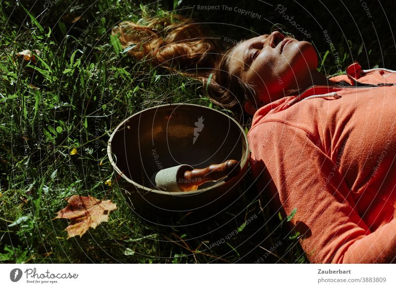 Schöne Frau mit Klangschale und Herbstblatt im Gras schön Blatt Sonne Meditation Wellness Entspannung Schalen & Schüsseln Zufriedenheit ruhig harmonisch