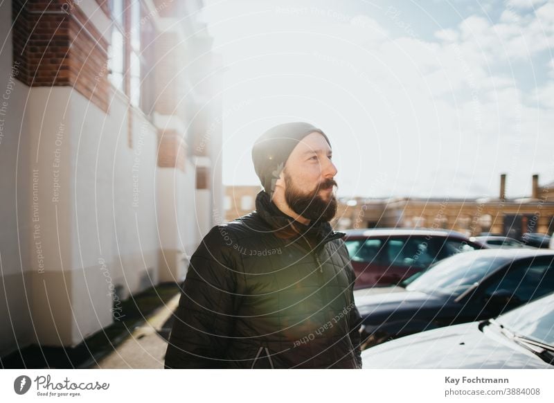 bärtiger Mann in Winterkleidung Erwachsener attraktiv PKW Kaukasier heiter Großstadt Bekleidung kalt genießend Außenseite Mode modisch Freiheit Frost gefroren