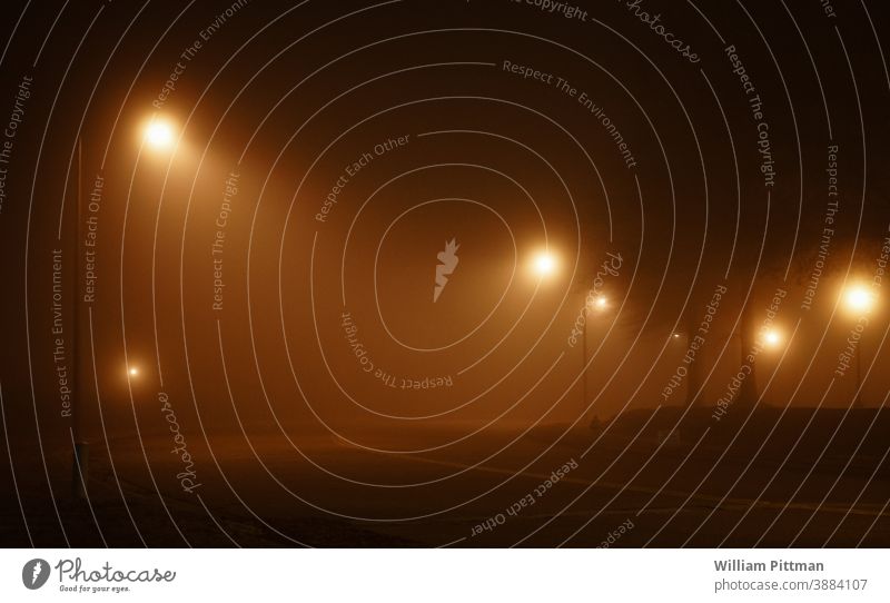 Straßenlaternen Nebel Straßenbeleuchtung Stimmung Nacht dunkel Laterne Abend Stadt Außenaufnahme Beleuchtung Licht Menschenleer Textfreiraum Einsamkeit