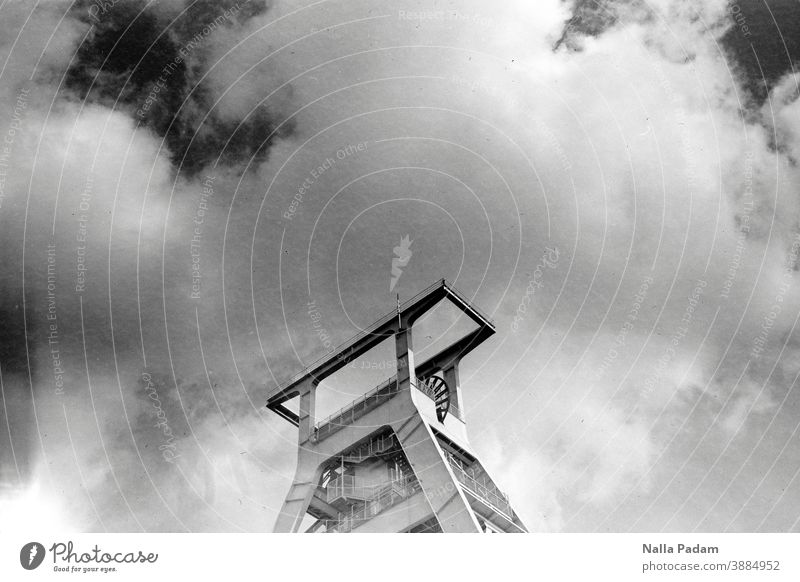 Fördergerüst a.D. analog Analogfoto Schwarzweißfoto Bergbaumuseum Wolken Himmel Außenaufnahme menschenleer Tag Industrie Ruhrgebiet Architektur Metall Bauwerk