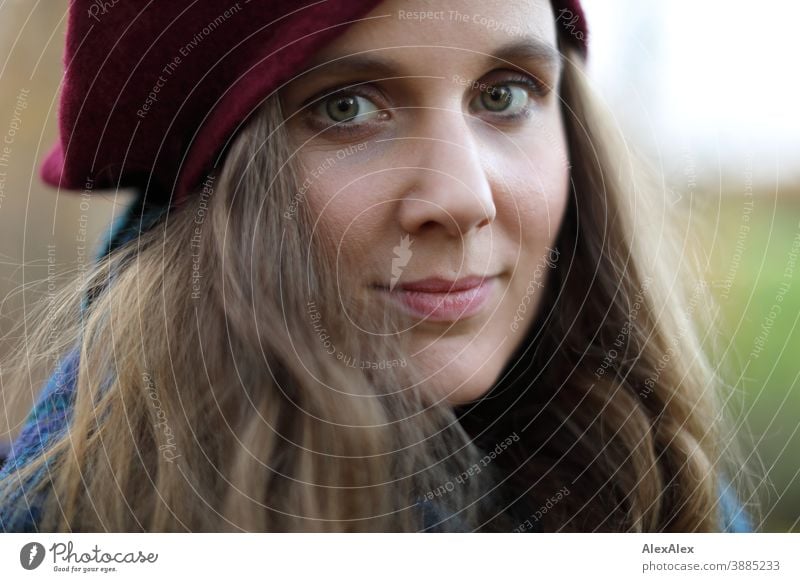 Nahes Portrait einer jungen Frau mit Hut schlank schön brünett lange Haare Gesicht schlau emotional sehen schauen Blick direkt natürlich hellhäutig blass