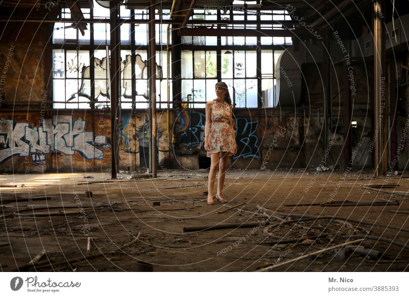 Modenschau Frau Kleid Sommerkleid Ruine lost places Coolness trendy abrissreif selbstbewußt Lifestyle elegant Stil Industrieanlage Fabrik Halle Graffiti