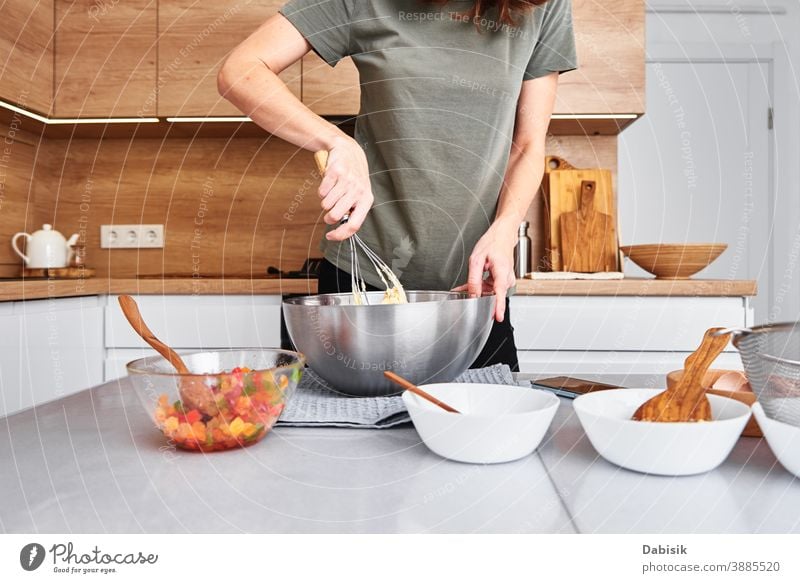 Frau in der Küche beim Backen eines Kuchens. Hände schlagen den Teig mit dem Mixer Essen zubereiten Koch Rezept Zutaten Lebensmittel Person heimwärts Kaukasier