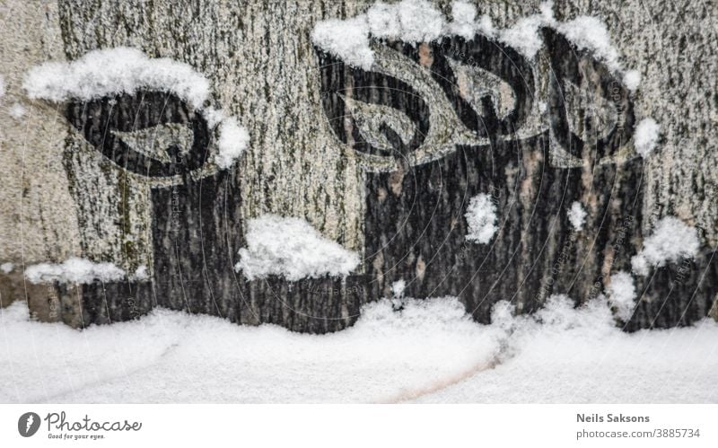 vier in Granit geschnitzte Kerzen mit Schneeflocken abstrakt Hintergrund hell Brandwunde brennend Kerzenschein Feier Weihnachten Kirche Konzept dunkel Dekor