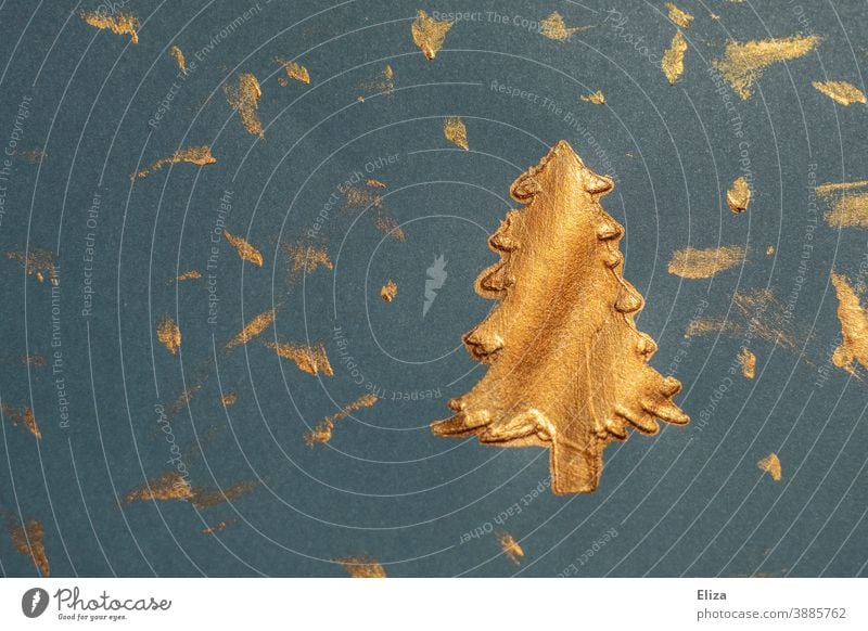 Goldene Farbe auf blauem Papier - gemalter Tannenbaum zu Weihnachten Tannebaum golden weihnachtlich geschmückt Weihnachten & Advent Weihnachtsdekoration