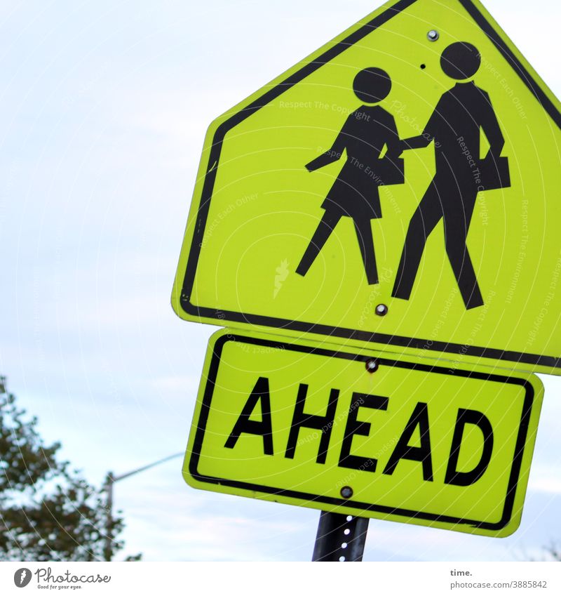 Vorsicht, Handtäschchenräuber*innen! schild buchstaben englisch neon fußgänger fußgängerin schief mann frau tasche ungewöhnlich baum hinweis verkehrsschild grün