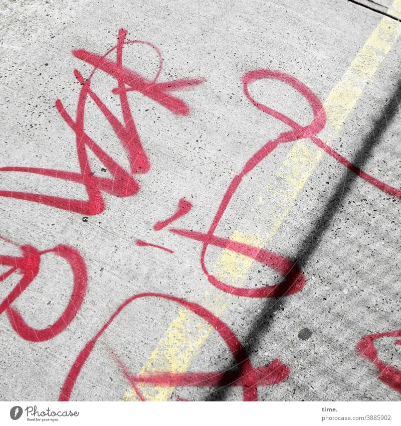 systemrelevant | Schriftzeichen schrift text boden straße absatz fahrweg bürgersteig rot linie wort grafitti symbol hart sonnig belag botschaft information