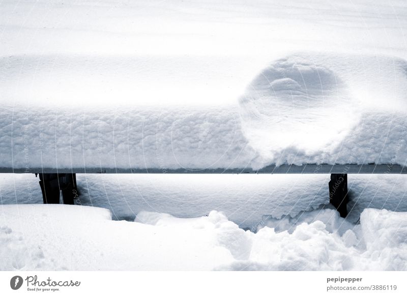 Schneebedeckte Bank mit Poabdruck Winter Einsamkeit kalt Frost Eis ruhig Außenaufnahme weiß frieren Menschenleer gefroren Natur Parkbank Nahaufnahme Raureif