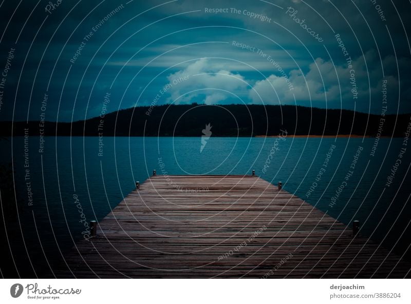 *700*  Mit Anlauf zum nächsten Lavel // Ein Holzsteg zum See. Mit Blick zur Insel. Von weißen  Wolken  verwöhnt. Die Dämmerung hat schon eingesetzt. Natur