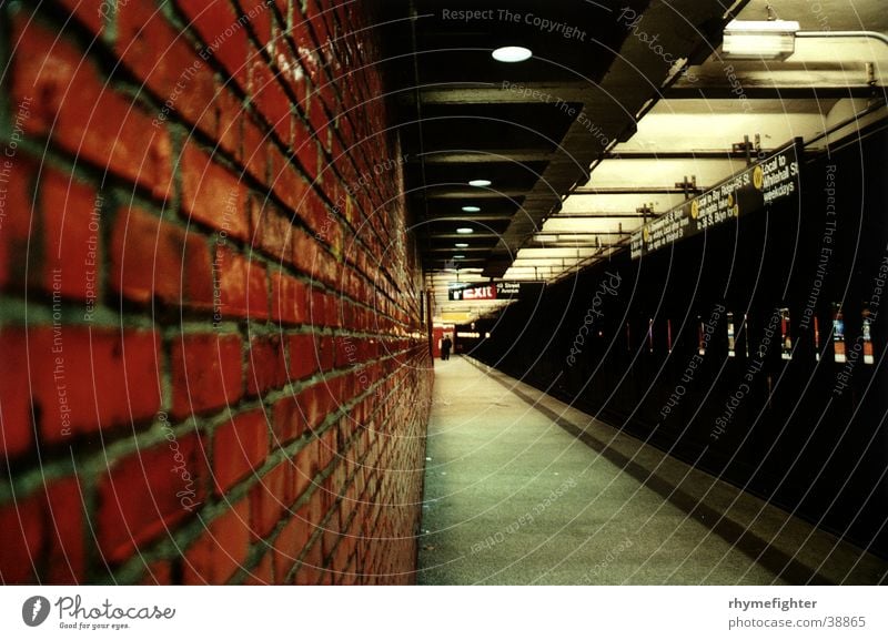 NYC Metro New York City U-Bahn Station Mauer Verkehr