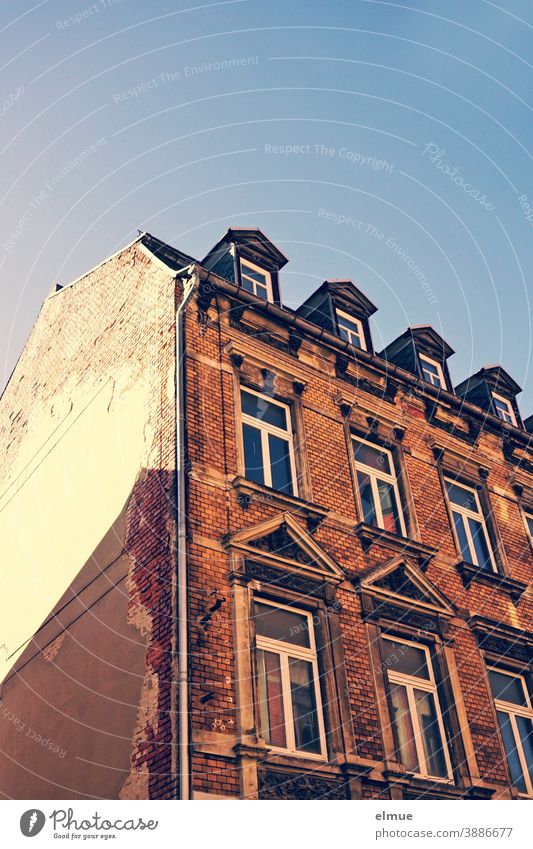 Bürgerhaus mit hohen Fenstern und Dachgauben aus der Gründerzeit - Froschperspektive / Altbau / wohnen Wohnhaus Ziegelbau marode Ziegelbauweise Architektur