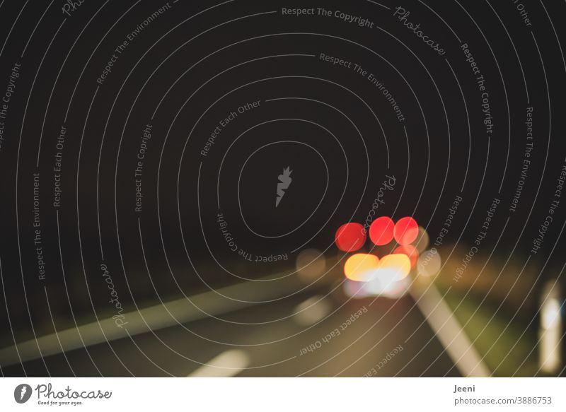 Unscharfe und verschwommene Sicht bei der Autofahrt in der Nacht | Licht der anderen Fahrzeuge blendet | Autofahrer/in ist unkonzentriert | benötigt dringend eine Brille oder Kontaktlinsen| Trunkenheit oder Drogenkonsum am Steuer | Unfallgefahr