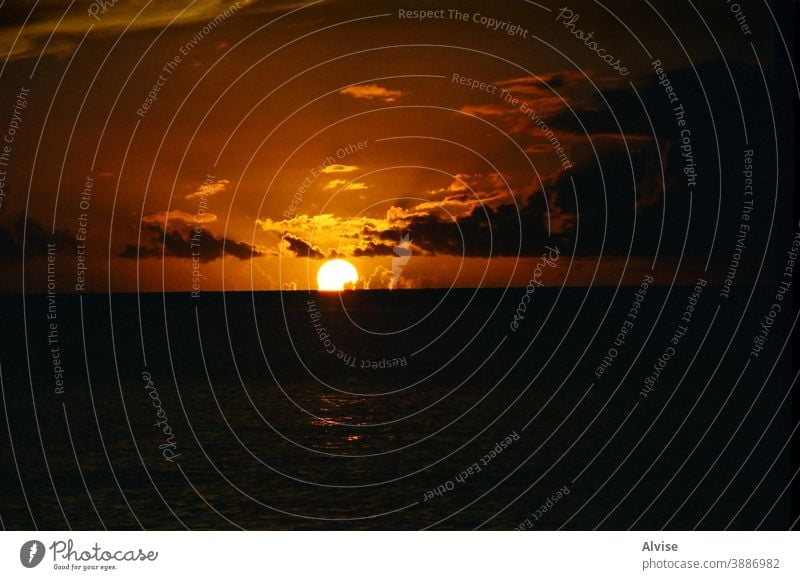 Ozean Orange Sonnenuntergang Meer Sonnenaufgang Wasser orange Himmel Landschaft MEER Natur Horizont Sommer Strand schön Morgendämmerung Abend Sonnenlicht