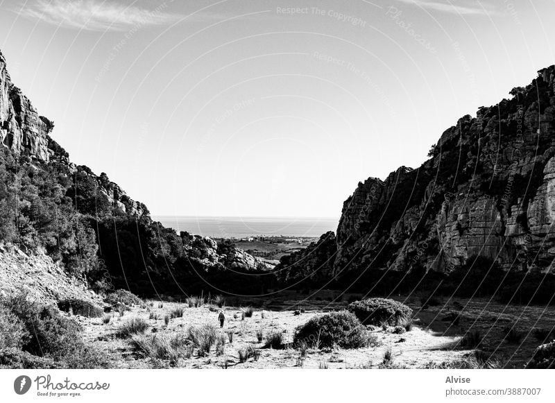 Frau geht durch die Zukunft Spanien Himmel Landschaft Europa reisen Natur im Freien Ansicht blau schön Tourismus Berge u. Gebirge natürlich Sommer Nachlauf